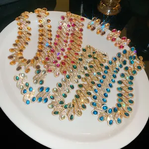 Nahaufnahme von luxuriösem Vintage-Harz- und Strass-Schmucksets in verschiedenen Farben