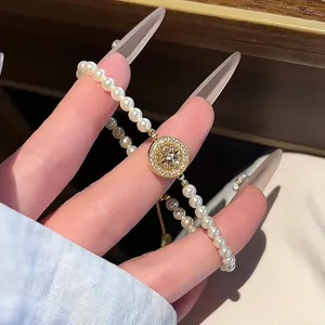 Dettaglio del bracciale di perle placcato oro 18k con ciondolo a stella in zircone