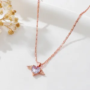 Détail du collier en or rose avec pendentif cœur en cristal violet et ailes d'ange