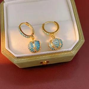 Exquisite 14k vergoldete Kürbis-Creolen mit türkisfarbenen Zirkonen in einer Samtbox