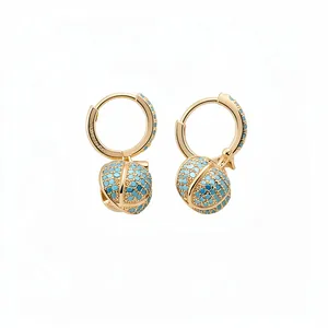 Elegante 14k vergoldete Kürbis-Creolen mit blauem Zirkonia-Pavé, feiner Modeschmuck.