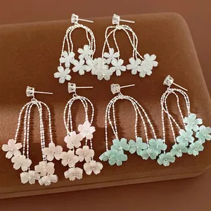 Eleganti Orecchini Pendenti con Nappine e Fiori in Resina con Strass e Perno in Argento per Donna