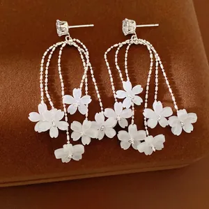 Eleganti orecchini a perno in argento S925 con fiori in resina bianca e zirconi