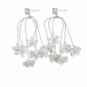 Eleganti orecchini a perno in argento con nappe di fiori in resina e zirconi per donna