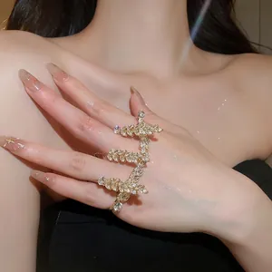 Luxuriöser, übergroßer Ring mit Zirkon-Ähren-Motiv für Damen mit glänzendem Gold-Finish