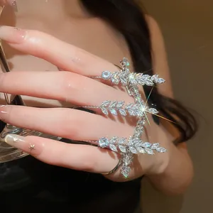 Makro-Detailansicht eines luxuriösen Zirkon-Ähren-Mehrfingerrings an einer Hand