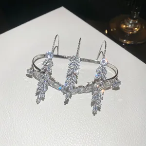 Detailansicht eines luxuriösen Zirkon-Weizenringes mit funkelnden Marquise-Steinen