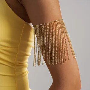 Elegante gouden ketting franje armmanchet met kwastjes gedragen op een model haar arm