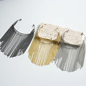 Gedetailleerd overzicht van drie metalen armbanden met kettingkwastjes in zwart, goud en zilver