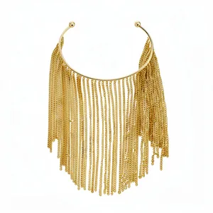 Elegante goudkleurige manchetarmband met een lange waterval van metalen kettingfranjes.