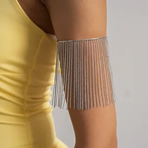 Stijlvolle zilveren armmanchet met elegante lange kettingfranjes voor modebewuste dames