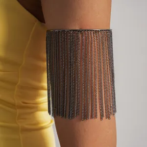 Gedetailleerde close-up van een gunmetal metalen ketting kwastje arm manchet om de bovenarm