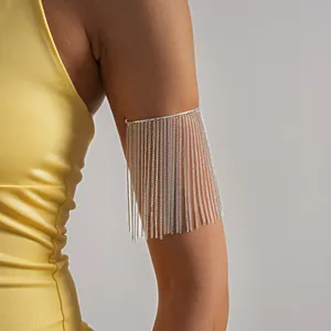 Chique zilveren metalen armmanchet met kaskadierende kettingfranjes op de arm
