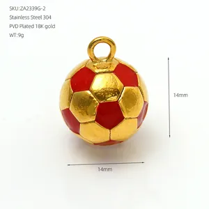 Detailansicht eines 18 Karat vergoldeten Edelstahl-Fußballanhängers für Halsketten.