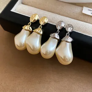Elegante französische Retro-Ohrringe mit unregelmäßigen Perlen in Gold und Silber