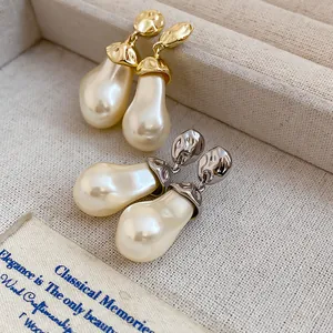Detailansicht französischer Vintage-Ohrringe mit unregelmäßigen Perlen in Gold und Silber