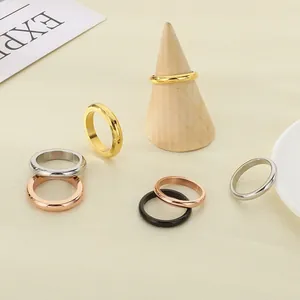 Dettaglio di anelli minimalisti in acciaio lucido in vari colori e diverse larghezze