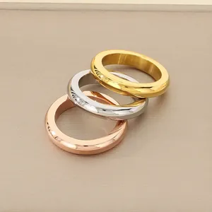 Vista dettagliata di tre anelli in acciaio al titanio in oro, argento e oro rosa (83 chars)