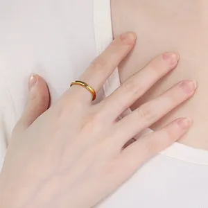 Primo piano di un anello sottile minimalista in acciaio al titanio dorato lucido