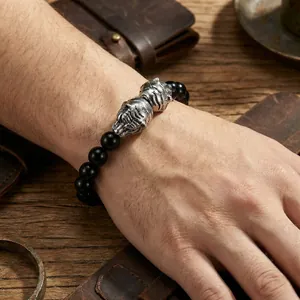 Gros plan détaillé d'un bracelet de perles pour homme avec des têtes de tigre en argent