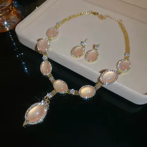 Élégante parure collier et boucles d'oreilles style palais avec œil de chat doré