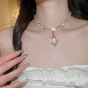 Gros plan détaillé d'un collier de luxe vintage en œil de chat avec des strass étincelants