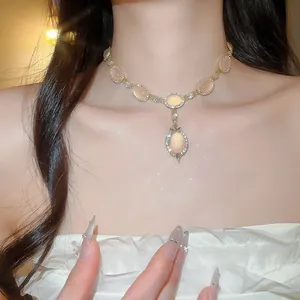 Collier pendentif élégant de style palais vintage avec œil de chat et strass brillants