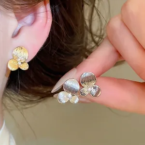 Boucles d'Oreilles Clous Fleur Métal Zirconia Incrusté Avec Tige en Argent Texture Brossée Bijoux pour Femmes