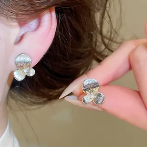 Boucles d'oreilles fleurs argentées texturées avec zircon brillant pour les femmes