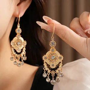 Boucles d'oreilles style palais avec motif épi de blé ajouré et strass dorés