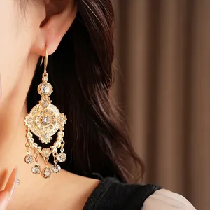Boucles d'oreilles de style palais élégantes avec strass et motif de blé évidé doré