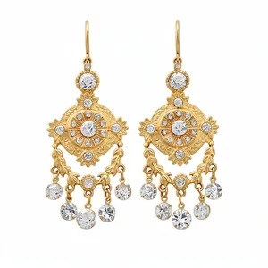 Boucles d'oreilles dorées style cour avec glands en cristal et motif blé ajouré.