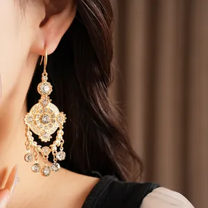 Gros plan détaillé d'élégantes boucles d'oreilles vintage en or avec strass sur l'oreille