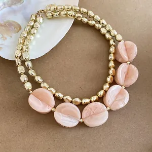 Collar bohemio de doble capa con cuentas de acrílico marmoleado melocotón y dorado