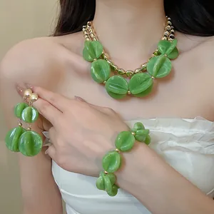 Detalle del conjunto de joyas de acrílico verde con collar, pulsera y pendientes.