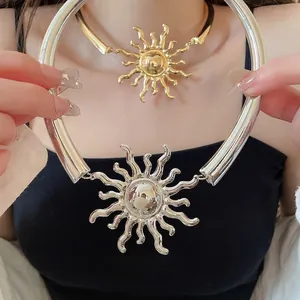Collana con Ciondolo a Sole in Metallo Stile Occidentale Girocollo Vintage a Raggio di Sole in Ferro Galvanizzato Gioielli da Donna