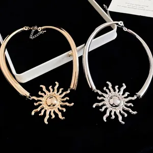 Collane choker con pendente a sole dorate e argentate con design metallico minimalista