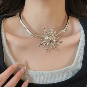 Collana girocollo con ciondolo a sole in metallo e finitura argento minimalista
