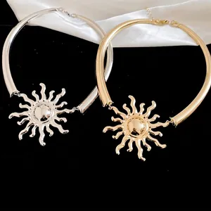 Eleganti collane choker con pendente a sole in oro e argento, finitura lucida premium