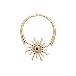 Collana a coppia sole oro con ciondolo sole minimalista e finitura lucida