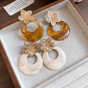 Vintage resin flower earrings in amber and cream marble finishes.