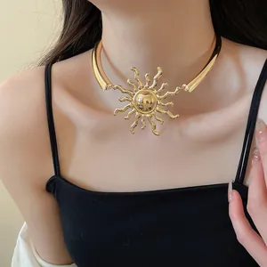 Primo piano di una lussuosa collana girocollo a sole dorato sul collo di una modella