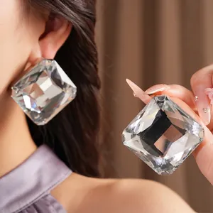 Superbes boucles d'oreilles carrées en cristal surdimensionnées au design élégant