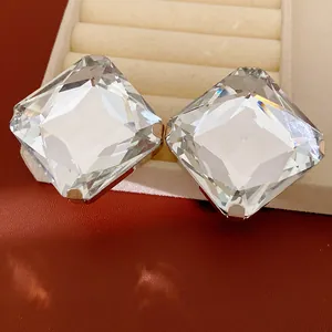 Boucles d'oreilles carrées en cristal avec serti griffes argenté de style luxueux