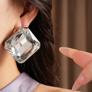 Vue détaillée de boucles d'oreilles carrées en cristal surdimensionnées et brillantes