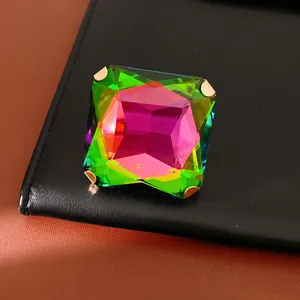 Primo piano di un orecchino a perno in cristallo multicolore con dettagli sfaccettati.