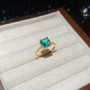 Nahaufnahme eines eleganten 18k vergoldeten offenen Rings mit quadratischem Zirkon