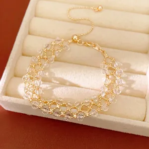 Elegante bracciale traforato con perline di vetro e finitura dorata in portagioie