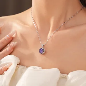 Elegante collar con circonita púrpura en modelo con primer plano del colgante delicado