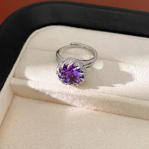 Primer plano de un anillo plateado con circón púrpura redondo en una bandeja de joyas.
